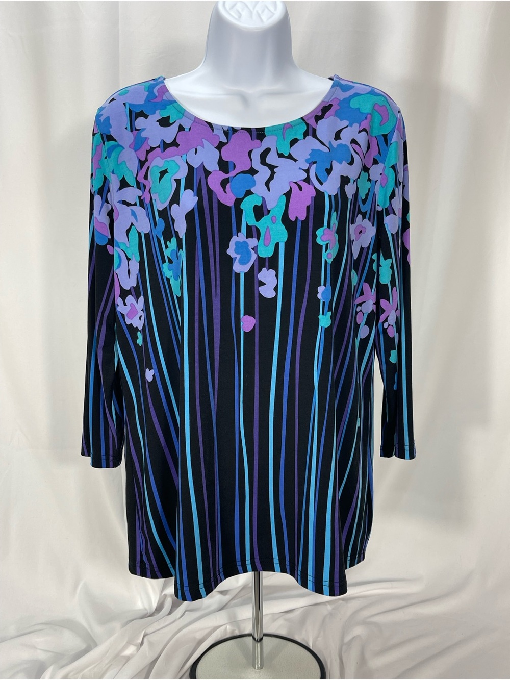 Women's Bob Mackie Black w/Purple & Blue Floral Stripe Knit Top. 3/4 sleeve Sz M